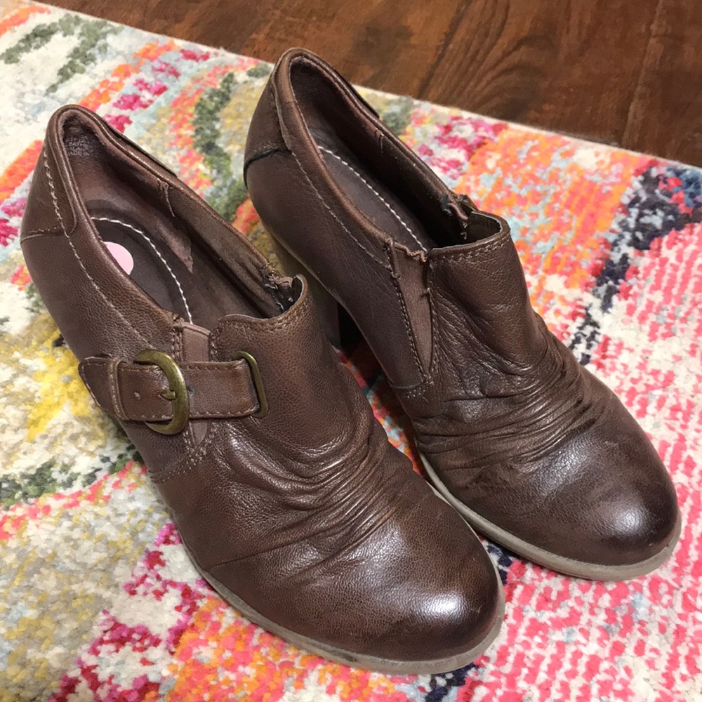 Bare traps heels